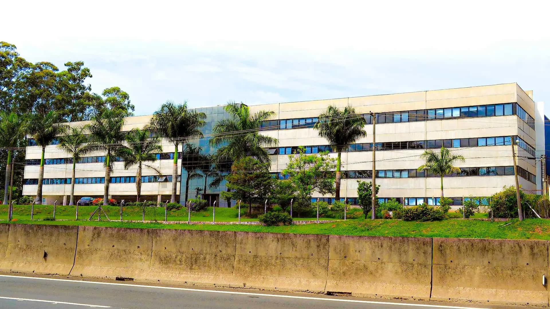Edifício industrial atendido pela Propar Engenharia, com rede elétrica de entrada